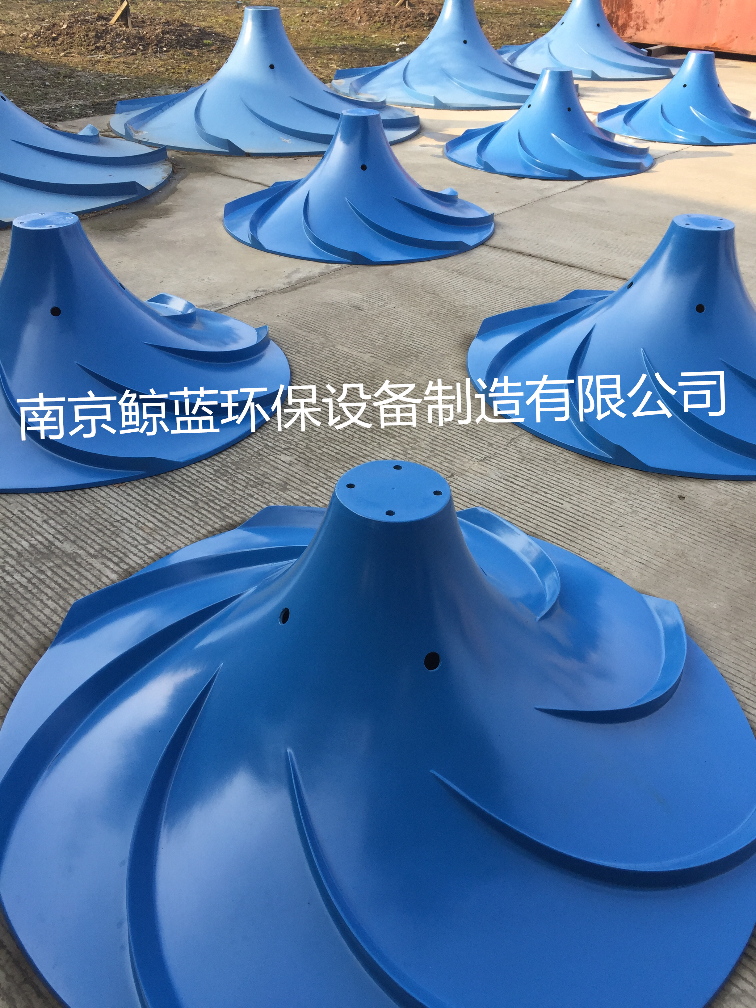 䰸